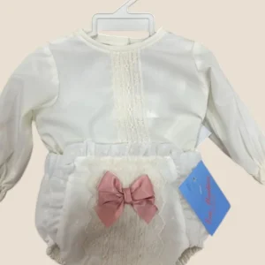 Conjunto bebé blanco roto con encaje y lazo rosa empolvado