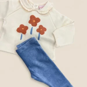 Conjunto bebé camiseta flores crema y pantalón pana azul