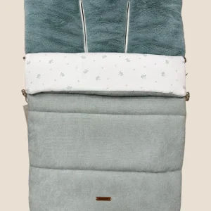 Saco para silla de paseo verde con interior de pelito y detalle floral blanco