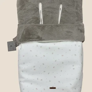 Saco para silla de paseo beig claro con interior de pelito y detalle floral rosa